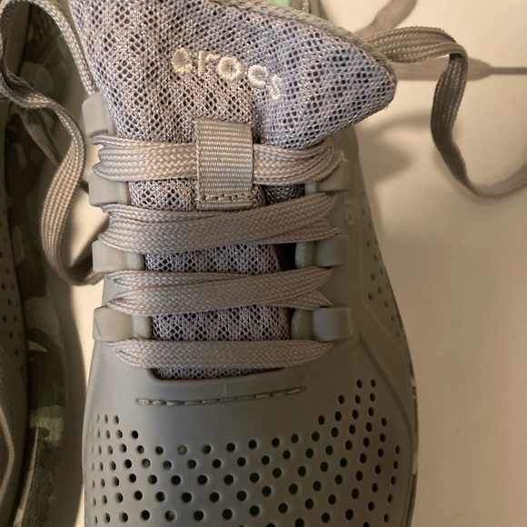 Crocs women’s Literide Sneaker Lt Grey w camo bottom Sz 8W - Picture 4 of 5